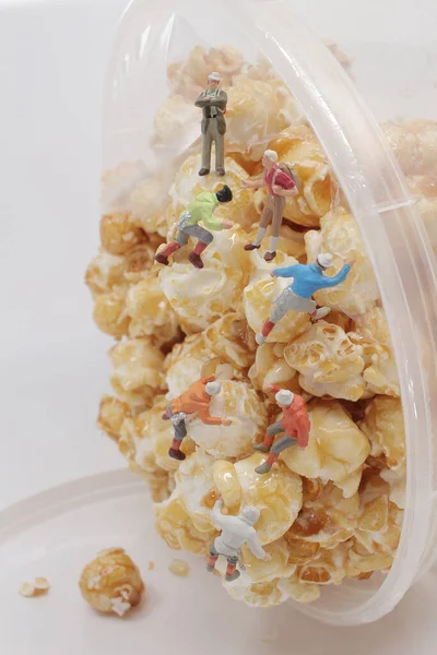 Μικρή Και Διασκεδαστική Φιγούρα Σκαρφαλώνει Στον Τοίχο Του Popcorn — Φωτογραφία Αρχείου
