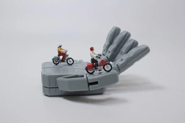 Eine Gruppe Von Mini Figuren Fährt Motorrad Auf Ananas — Stockfoto