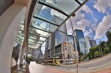 Queensway yolu, ofis inşaatı ve 20 Haziran 2020 'deki otel.