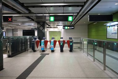 30 Nisan 2020 Hong Kong 'daki tren istasyonunun girişi.