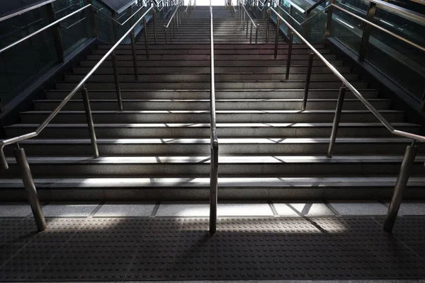 2020年4月30日地下鉄駅の階段の低角度表示 — ストック写真