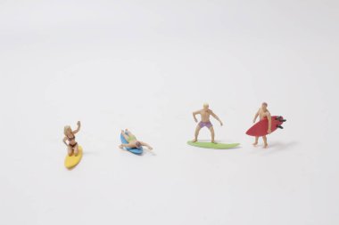 Genç sörfçüler denizde yaşar, dalgalar ona binmeden önce. 