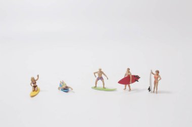 Genç sörfçüler denizde yaşar, dalgalar ona binmeden önce. 