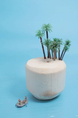 Yaz zamanı, yeşil hindistan cevizli meyve figürünün üzerinde