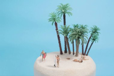 Genç sörfçüler taze yeşil hindistan cevizi meyvelerinin üzerinde