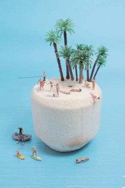 Yaz zamanı, yeşil hindistan cevizli meyve figürünün üzerinde.