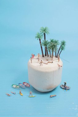 Yaz zamanı, yeşil hindistan cevizli meyve figürünün üzerinde.