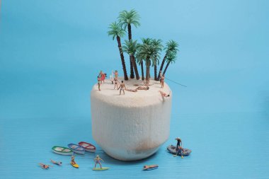 Yaz zamanı, yeşil hindistan cevizli meyve figürünün üzerinde.