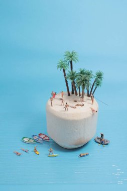 Yaz zamanı, yeşil hindistan cevizli meyve figürünün üzerinde.