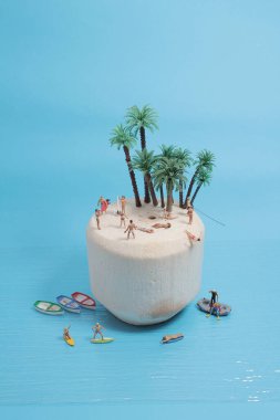 Yaz zamanı, yeşil hindistan cevizli meyve figürünün üzerinde.