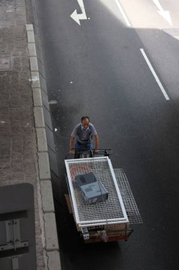 Hayatta kalmak için çöpü karıştıran evsizler. 1 Temmuz 2020