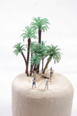  Golfçü figürleri hindistan ceviziyle golf oynuyor.