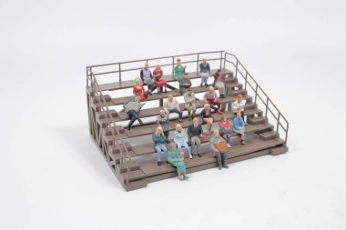 Çeşitli koltuklarda seyirci figürlerinin eğlencesi 