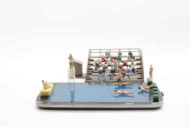 Rakamlar yüzme cep telefonunun keyfini çıkarıyor