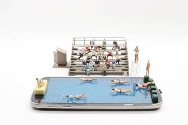 Rakamlar yüzme cep telefonunun keyfini çıkarıyor