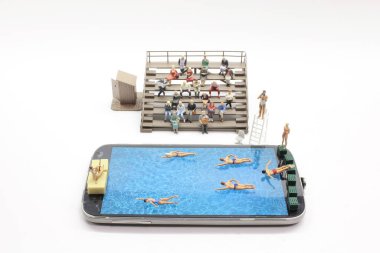 Rakamlar yüzme cep telefonunun keyfini çıkarıyor