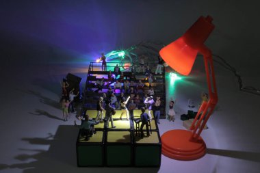 Şarkıcı ve hayranlarla mini konser.