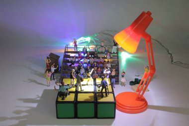 Şarkıcı ve hayranlarla mini konser.