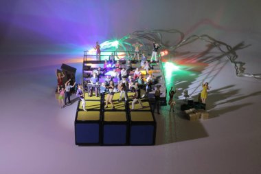 Şarkıcı ve hayranlarla mini konser.