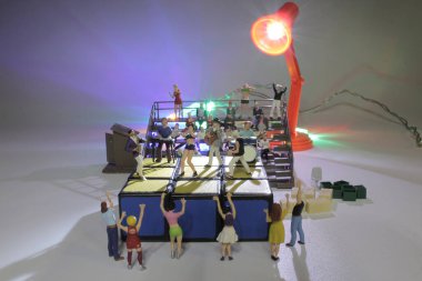 Şarkıcı ve hayranlarla mini konser.