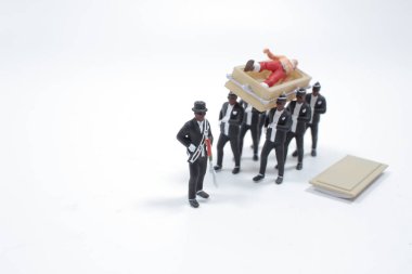 Dans eden bir tabut. Tabutu taşıyan ve dans eden siyahi adamlarla..