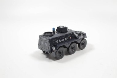 Beyaz panoda figürlü bir polis arabası modeli..