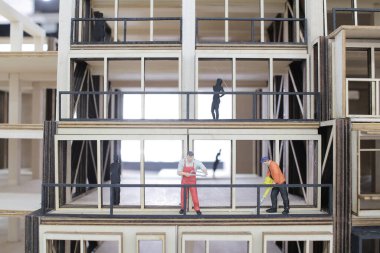 Bir Minyatür inşaat işçisi planlar inşa ediyor