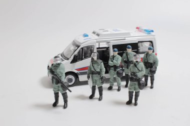 Polis grubu arabadaki araçla birlikte...