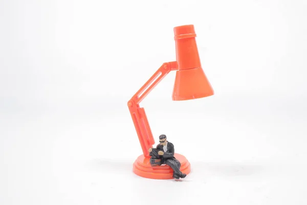 Die Minifigur Wartet Unter Der Großen Lampe — Stockfoto