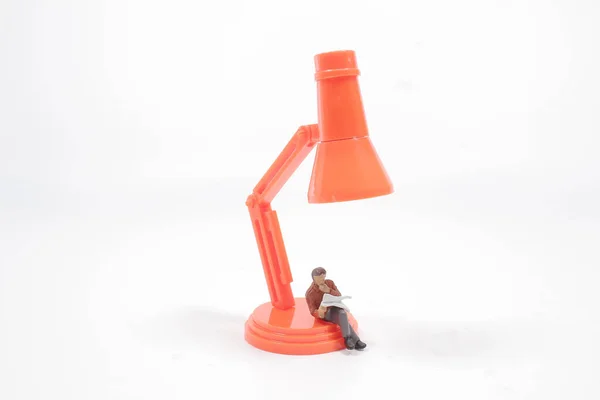 Mini Figure Lit Sous Grande Lampe — Photo