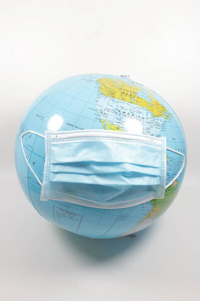 больная планета Земля в медицинской маске
