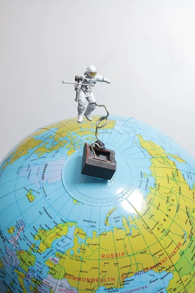 Figura Dell Astronauta Nello Spazio Esterno Sopra Terra — Foto Stock