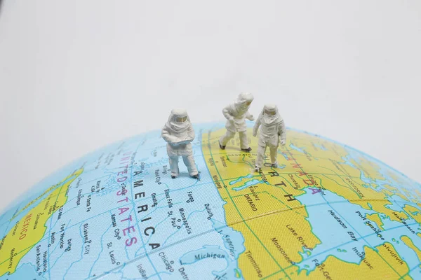 Space Concetto Viaggio Come Una Figura Miniatura Sulla Terra — Foto Stock