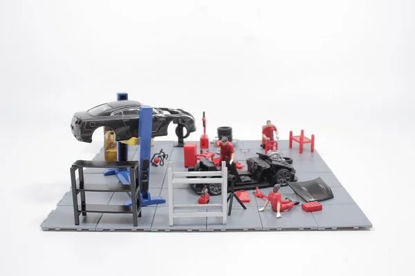 玩具汽车微型机械修理工 车间概念 — 图库照片
