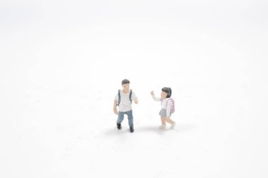 Beyaz arka planda duran sevimli çocuklar.