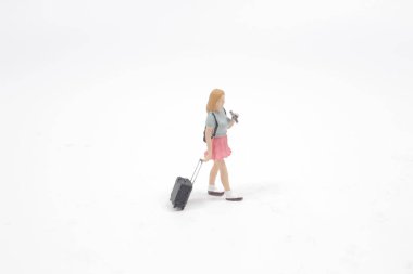 Küçük yolcu figürü Yuvarlanan Çantayı çekiyor