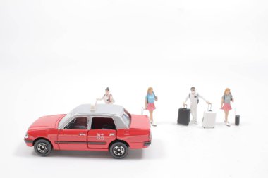 Küçük bir yolcu figürü Yuvarlanan Çantayı çekiyor