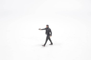 Beyaz arka planda silahlı bir adam.