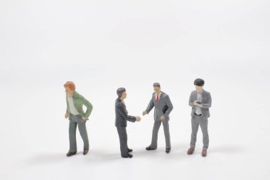 İş dünyasının küçük figürü takımla ayakta duruyor.