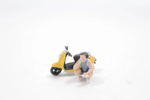 Zábavná Postava Hraček Která Kouří Motocyklem — Stock fotografie