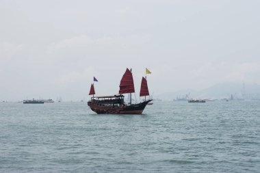 30 Mart 2007 'de Hong Kong Victoria Limanı' nda bir hurda tekne.