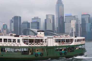  30 Mart 2007 'de Hong Kong Victoria Limanı' nda bir feribot.