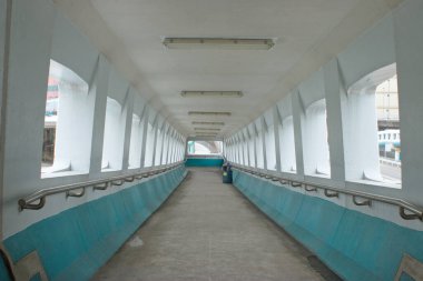 Kowloon Körfezi, Tai Yip Sokağı 'ndan geçen bir yaya köprüsü. 