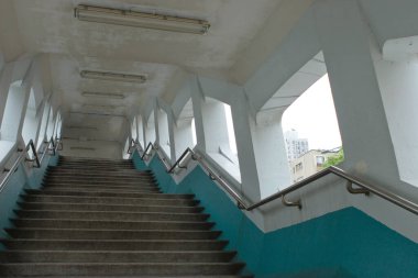 Kowloon Körfezi, Tai Yip Sokağı 'ndan geçen bir yaya köprüsü. 