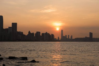 Victoria Limanı, gün batımında, Lei Yue Mun 23 Ağustos 2020