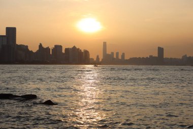 Victoria Limanı, gün batımında, Lei Yue Mun 23 Ağustos 2020