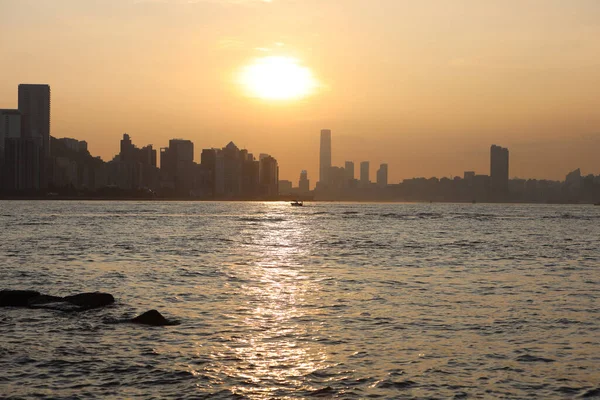 Victoria Limanı, gün batımında, Lei Yue Mun 23 Ağustos 2020