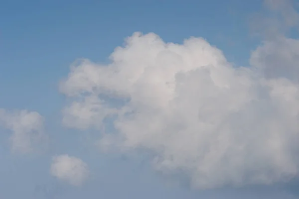 Fundo Azul Céu Com Nuvens Minúsculas Panorama — Fotografia de Stock