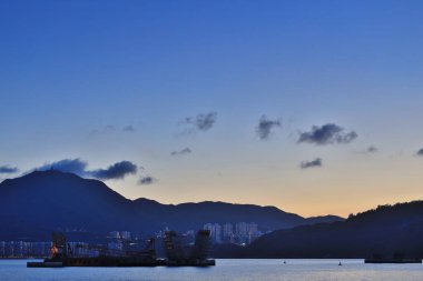  Junk Bay 'in günbatımından sonra, Tseung Kwan O Körfezi 8 Ağustos 2020