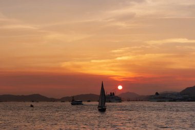 Taşkesiciler Adası manzarası, turuncu gün batımı ve arka planda mavi gökyüzü. 22 Haziran 2007